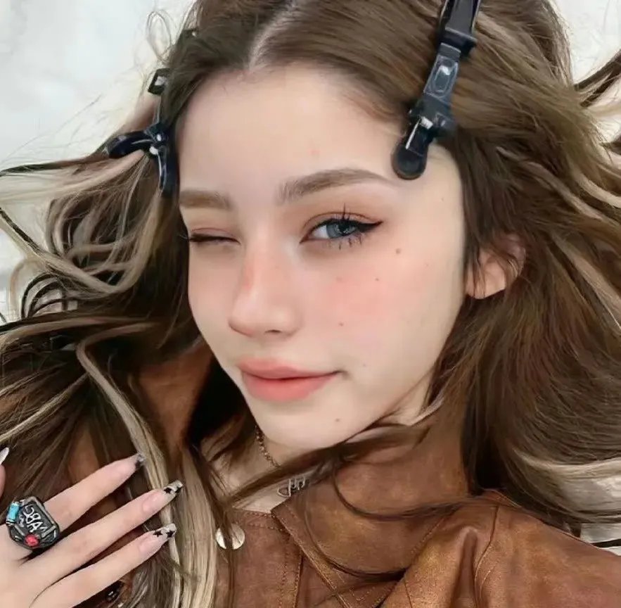 飘动的红丝带